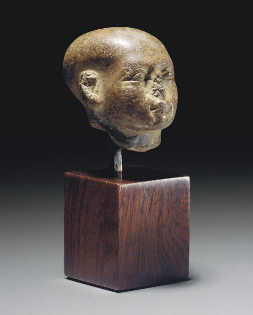TETE DE PRETRE EN PIERRE BRUNE