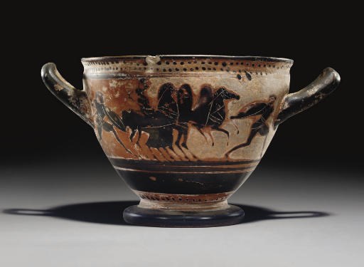 SKYPHOS A FIGURES NOIRES EN TERRE CUITE VERNISSEE