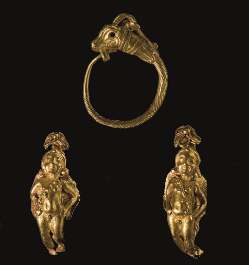 LOT COMPRENANT UNE PAIRE DE BOUCLES D'OREILLES EN OR