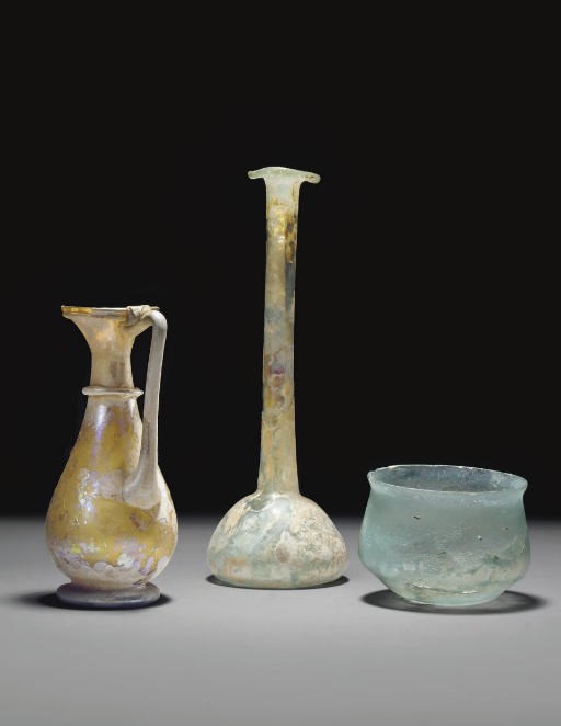 LOT COMPRENANT UNE VERSEUSE EN VERRE DE COULEUR AMBRE