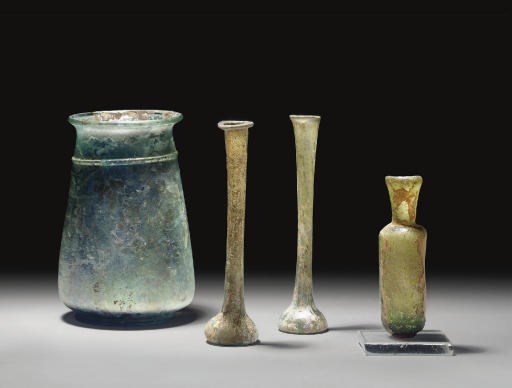 LOT COMPRENANT UNE JARRE EN VERRE A IRISATIONS ARGENTEES