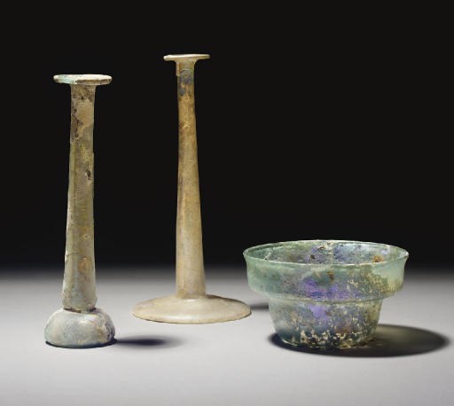 TROIS RECIPIENTS EN VERRE IRISE