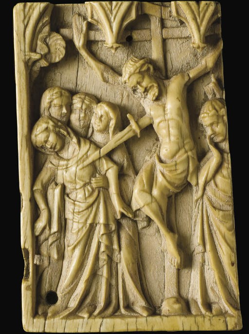 FRAGMENT DE FEUILLE DE DIPTYQUE EN IVOIRE SCULPTE REPRESENTANT LA CRUCIFIXION
