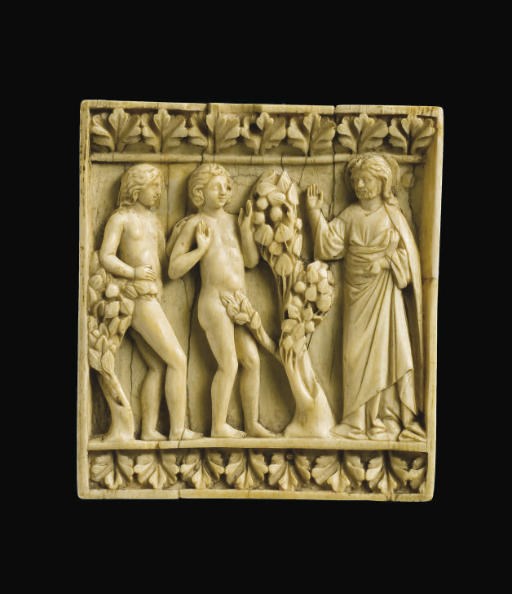 BAS RELIEF EN IVOIRE SCULPTE REPRESENTANT ADAM ET EVE QUESTIONNES PAR DIEU