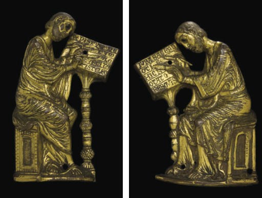 PAIRE DE FIGURES DE SAINT MARC ET SAINT LUC EN CUIVRE AJOURE ET REPOUSSE