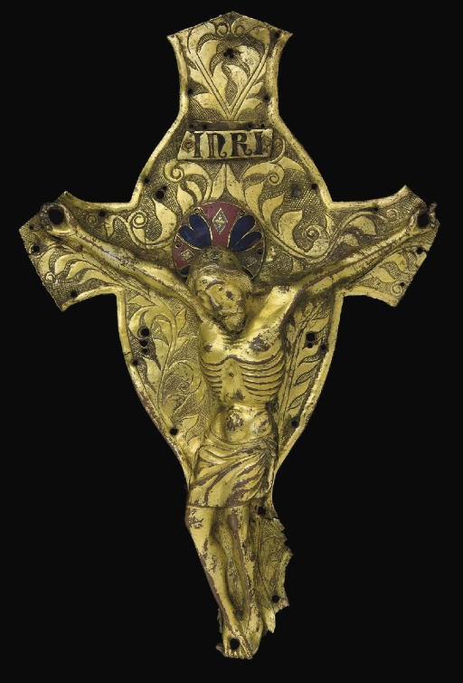 FRAGMENT DE CRUCIFIX EN CUIVRE REPOUSSE, DORE ET EMAILLE