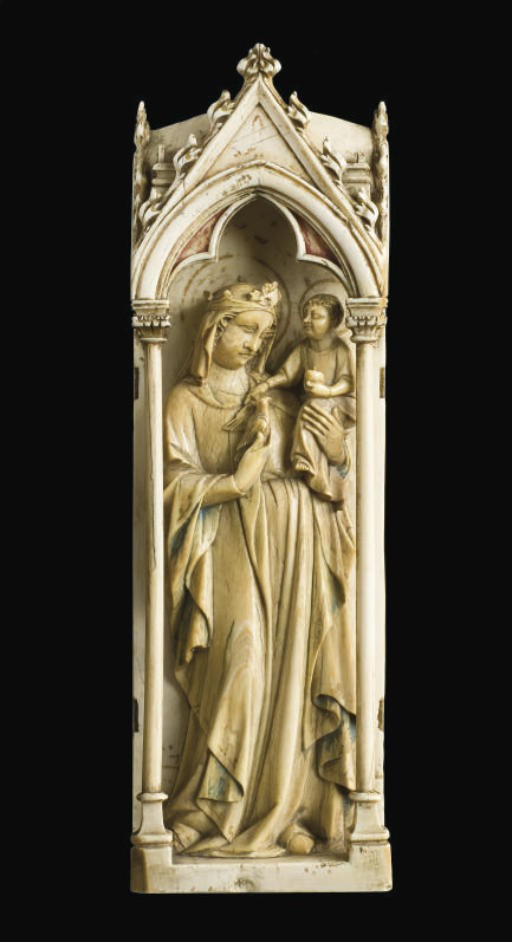 HAUT-RELIEF EN IVOIRE SCULPTE REPRESENTANT LA VIERGE A L'ENFANT