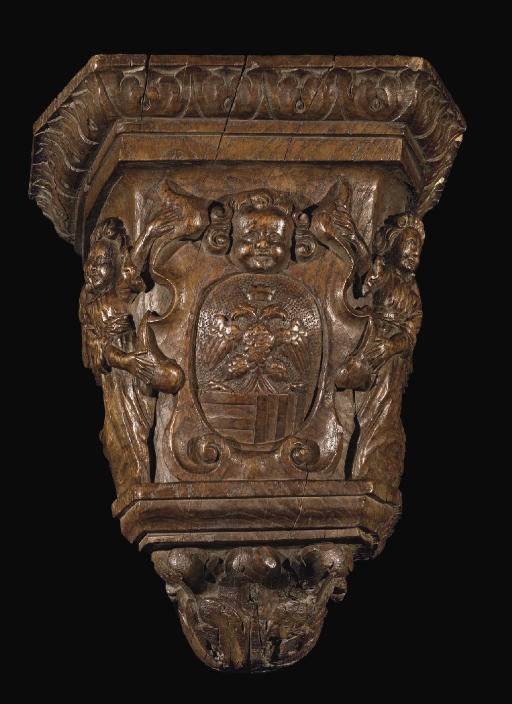 CONSOLE D'APPLIQUE EN NOYER NATUREL SCULPTE
