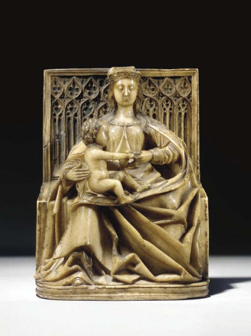 GROUPE EN ALBATRE SCULPTE REPRESENTANT LA VIERGE A L'ENFANT