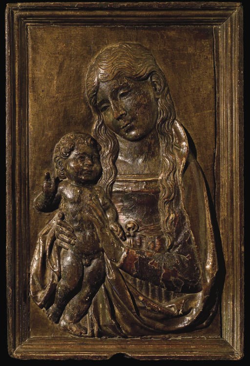 BAS-RELIEF EN BOIS SCULPTE ET PEINT REPRESENTANT LA VIERGE A L'ENFANT