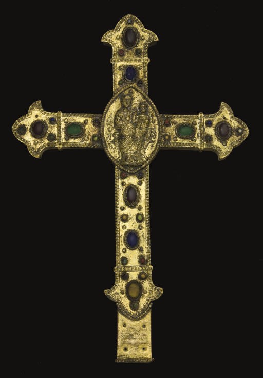 CROIX EN CUIVRE REPOUSSE ET DORE ET CABOCHONS DE VERRE