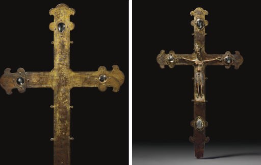 CRUCIFIX DE PROCESSION EN CUIVRE DORE ET CABOCHONS DE VERRE