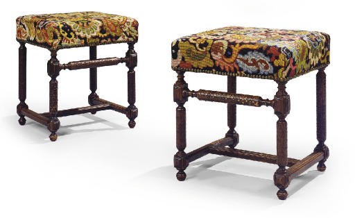 PAIRE DE TABOURETS D'EPOQUE NAPOLEON III