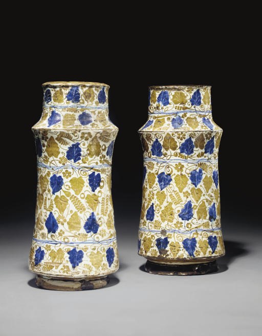 DEUX ALBARELLI EN FAIENCE HISPANO-MAURESQUE (MANISES) DE LA PREMIERE MOITIE DU XVEME SIECLE