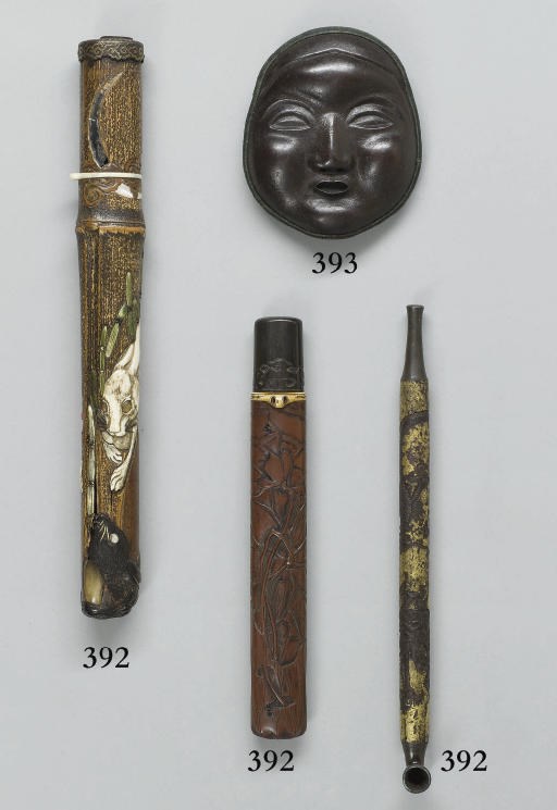 DEUX ETUIS A PIPE EN BAMBOU ET UNE PIPE EN METAL