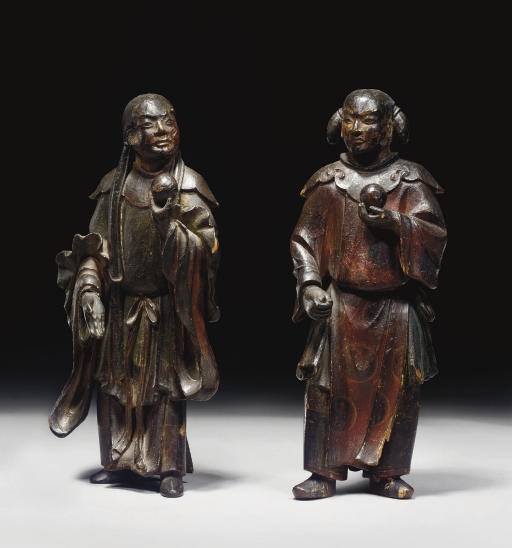 DEUX STATUETTES DE PERSONNAGES EN BOIS LAQUE