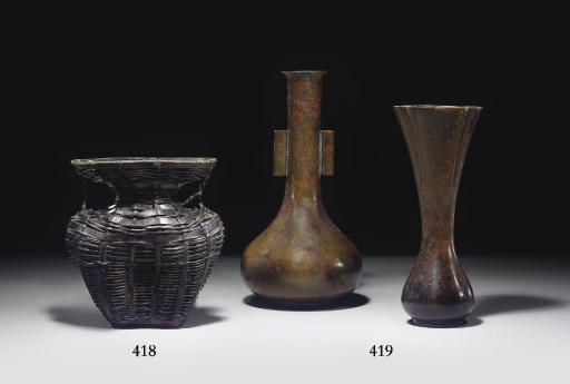 DEUX VASES EN BRONZE