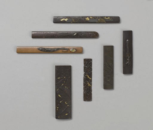 SIX MANCHES DE KOZUKA ET UNE PLAQUE DECORATIVE DE KOZUKA