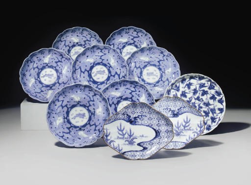 COUPE LOBEE, PAIRE DE COUPES ET ENSEMBLE DE SEPT COUPES POLYLOBEES EN PORCELAINE ARITA BLEU BLANC