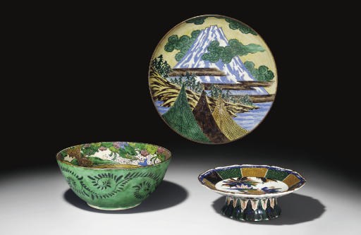GRAND BOL, PLAT CIRCULAIRE ET COUPE A PIED EN PORCELAINE KUTANI