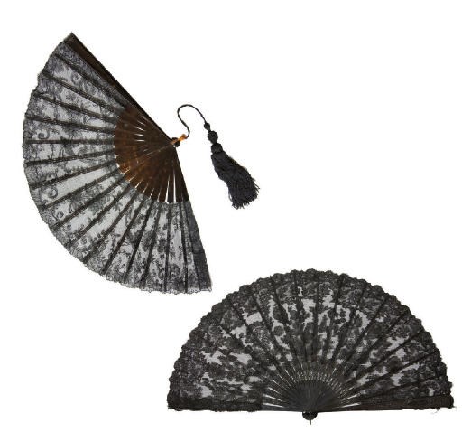DEUX EVENTAILS EN DENTELLE NOIRE
