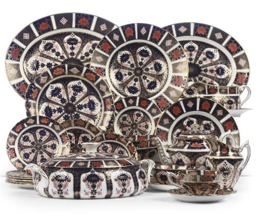 A ROYAL CROWN DERBY IMARI PATTERN COMPOSITE PART DINNER AND TEA-SERVICE