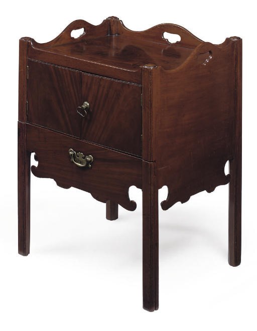 A GEORGE III MAHOGANY BEDSIDE COMMODE
