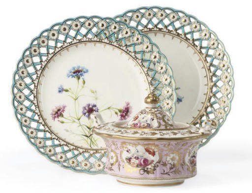 A PAIR OF MINTONS PIERCED PLATES AND AN ENGLISH PORCELAIN PINK-GROUND SUGAR-BOWL AND COVER