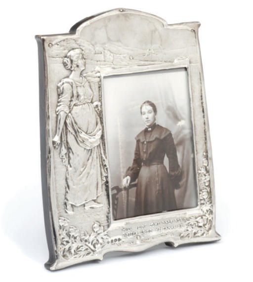 AN EDWARDIAN SILVER ART NOUVEAU PHOTOGRAPH FRAME