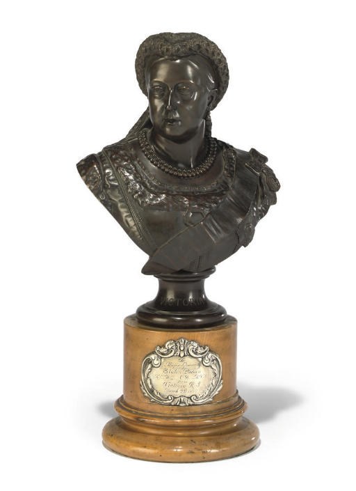 AN ENGLSIH BRONZE BUST OF QUEEN VICTORIA