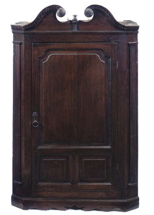 AN OAK HANGING CORNER CUPBOARD