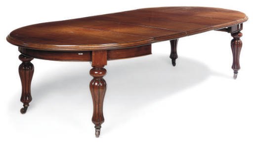 AN EARLY VICTORIAN MAHOGANY EXTENDINING DINING TABLE