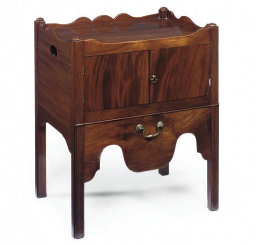 A GEORGE III MAHOGANY TRAY TOP COMMODE