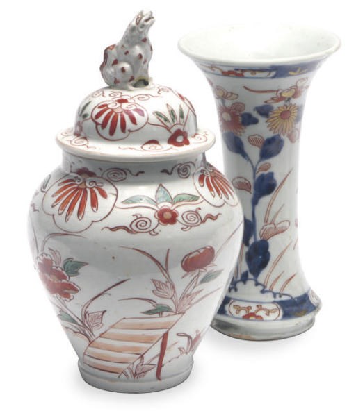 A PAIR OF JAPANESE IMARI BEAKER VASES AND A PAIR OF JARS AND COVERS,