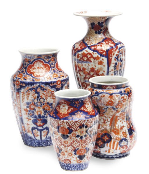A GROUP OF FOUR JAPANESE PORCELAIN IMARI VASES,