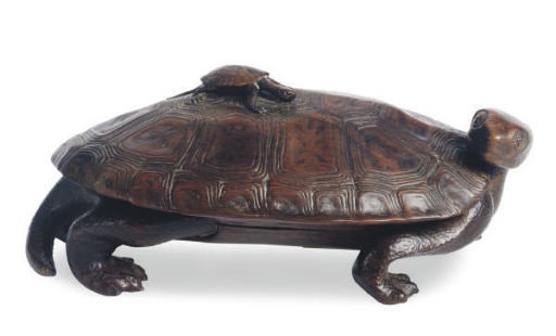 A JAPANESE WOOD TURTLE-SHAPED BOX WITH HINGED COVER,