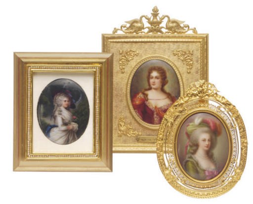 THREE MINIATURE OVAL PORCELAIN PORTRAIT PLAQUE IN GILT FRAMES,
