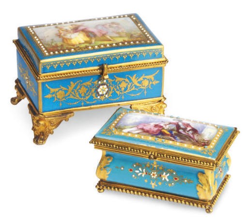 A GILT METAL MOUNTED SEVRES-STYLE TURQUOISE-GROUND PORCELAIN FOOTED BOX AND A SIMILAR CASKET,