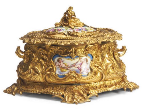 A ORMOLU-MOUNTED SÈVRES STYLE PORCELAIN CASKET WITH HINGED COVER,