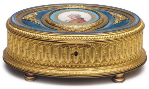A FRENCH ORMOLU AND ENAMEL OVAL BOX WITH HINGED COVER, MOUNTED WITH A SÈVRES-STYLE PORCELAIN PLAQUE,