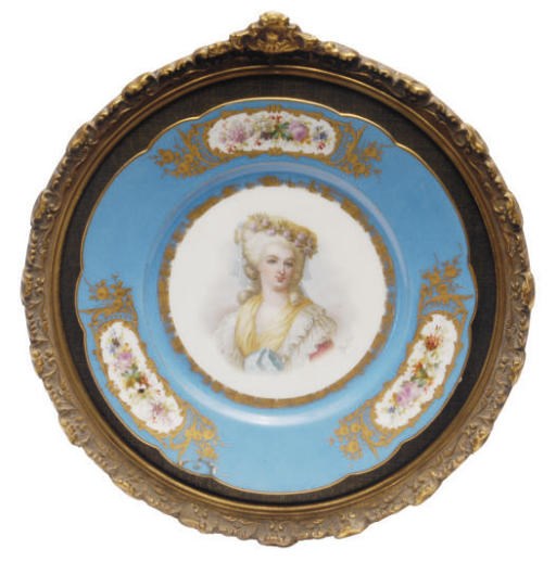 THREE SÈVRES STYLE TURQUOISE-GROUND PORCELAIN PLATES IN GILT WOOD FRAMES,