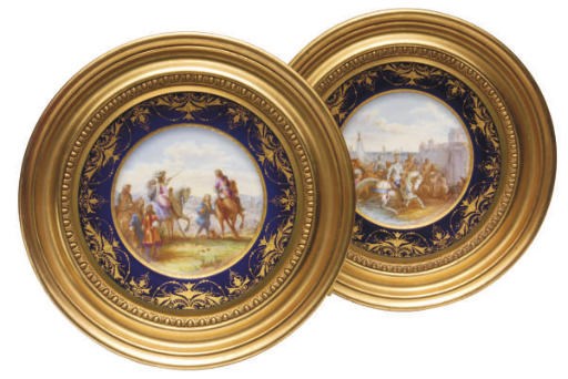 A PAIR OF SÈVRES-STYLE COBALT BLUE-GROUND CABINET PLATES IN GILT WOOD FRAMES,
