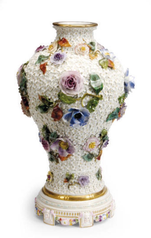 A MEISSEN STYLE SCHNEEBALLEN VASE AND COVER,
