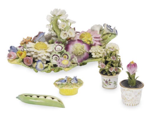 AN ENGLISH PORCELAIN FLOWER-ENCRUSTED TABLE ORNAMENT,