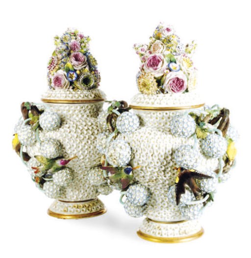 A PAIR OF MEISSEN STYLE PORCELAIN FLOWER-ENCRUSTED SCHNEEBALLEN AND COVERS,
