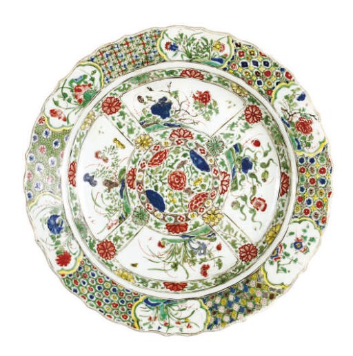 A CHINESE EXPORT PORCELAIN FAMILLE VERTE CHARGER,