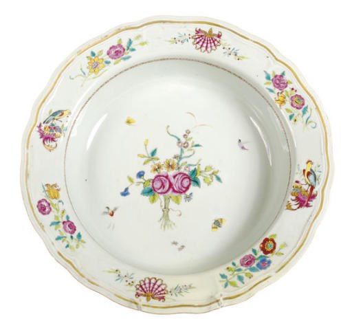 A CHINESE EXPORT PORCELAIN FAMILLE ROSE BASIN,