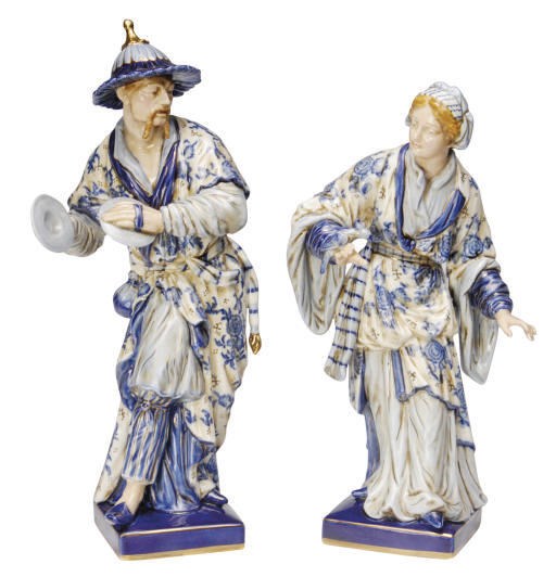 A PAIR OF MEISSEN STYLE PORCELAIN CHINOISSERIE FIGURES OF MALABAR MUSICIANS,