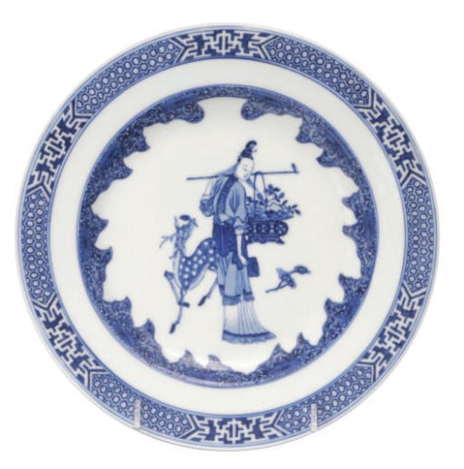A CHINESE EXPORT BLUE AND WHITE PLATE AND A FAMILLE ROSE PLATE,