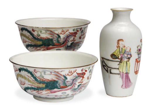 A CHINESE FAMILLE ROSE SMALL OVOID VASE AND A PAIR OF FAMILLE ROSE BOWLS,